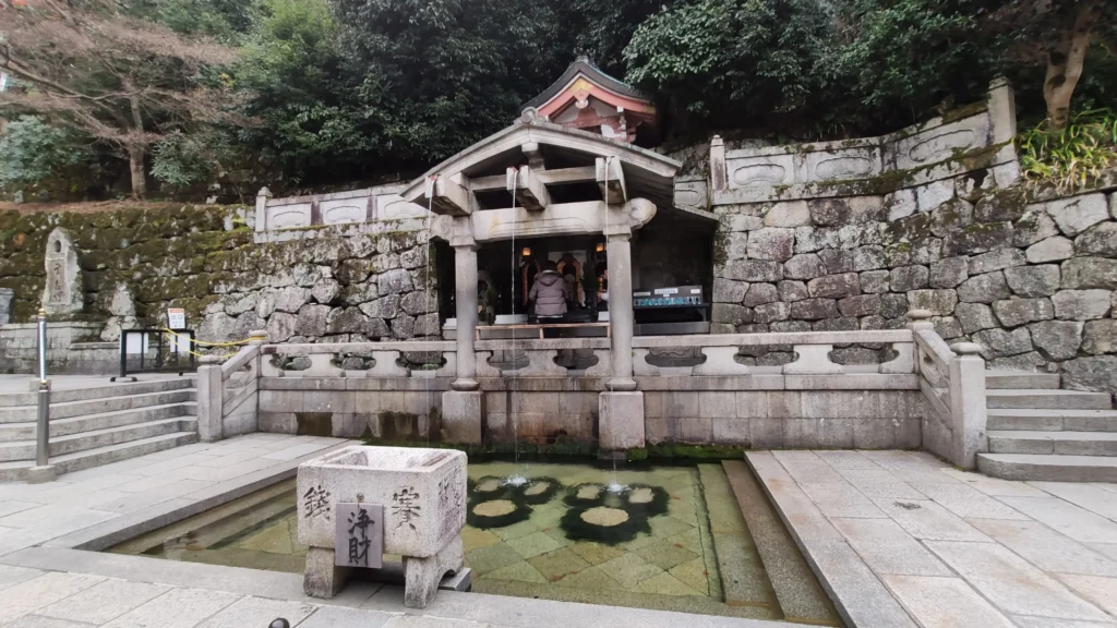清水寺:歷史文化與壯麗景觀的完美交融 2 清水寺-音羽瀑布