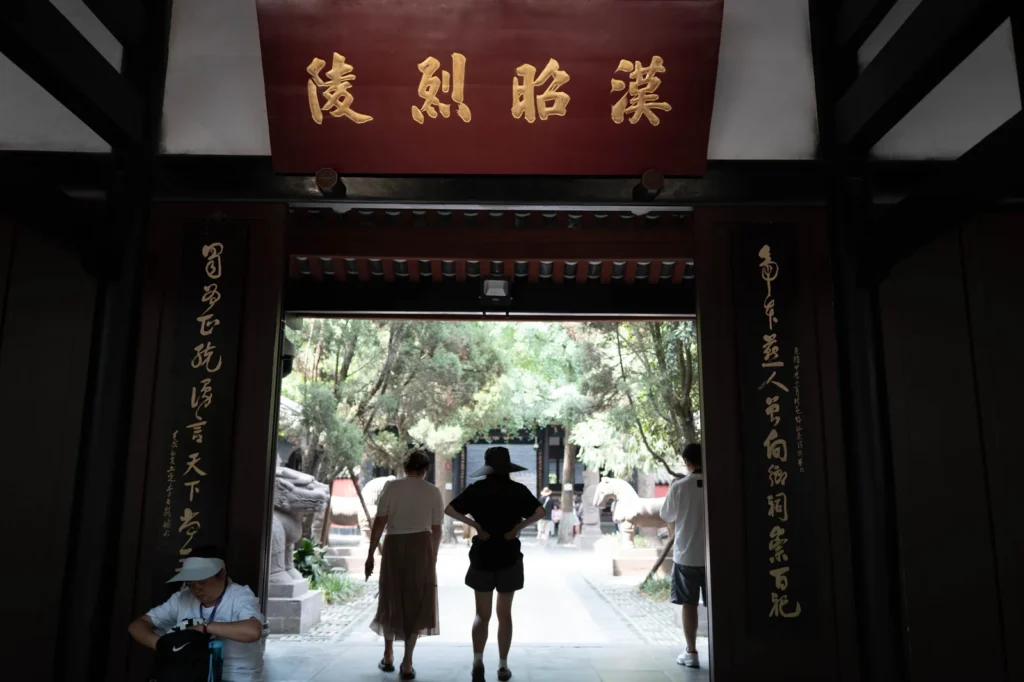 成都惠陵遊記|走進武侯祠裡的劉備墓,紅牆竹影下與一代梟雄的千年對望 1 HuilingMausoleum01