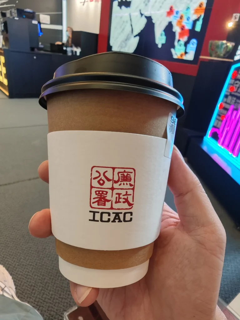 【香港北角】廉署咖啡「一九七四」ICAC Cafe 全攻略|$22 喝一杯,順道逛廉政公署打卡 3 ICACCoffee21