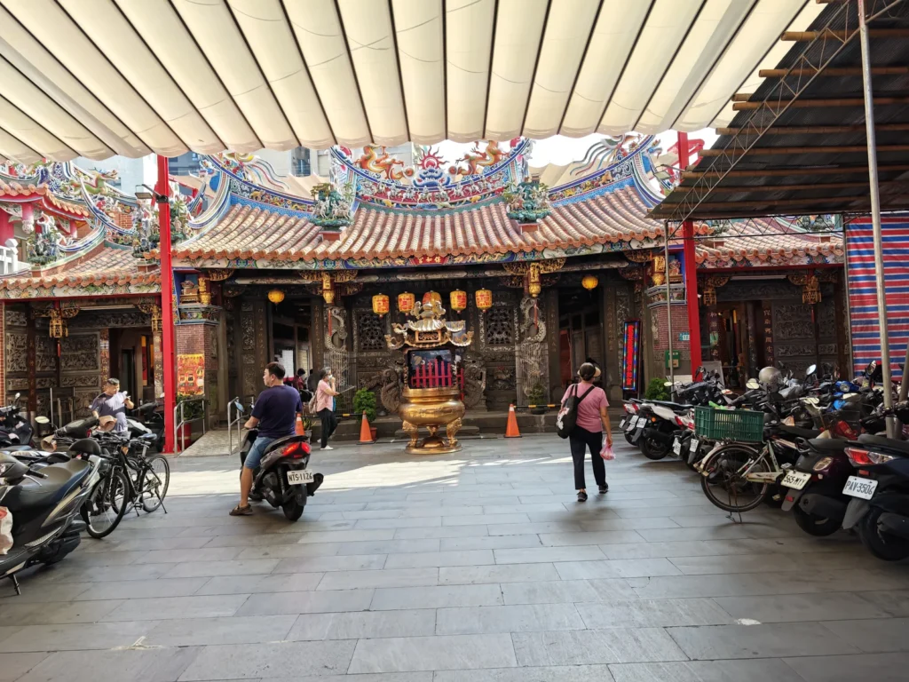 蘆洲保和宮遊記|百年保生大帝廟,拿香阿伯要我去拍的百年交趾陶 2 LuzhouBaoheTemple01