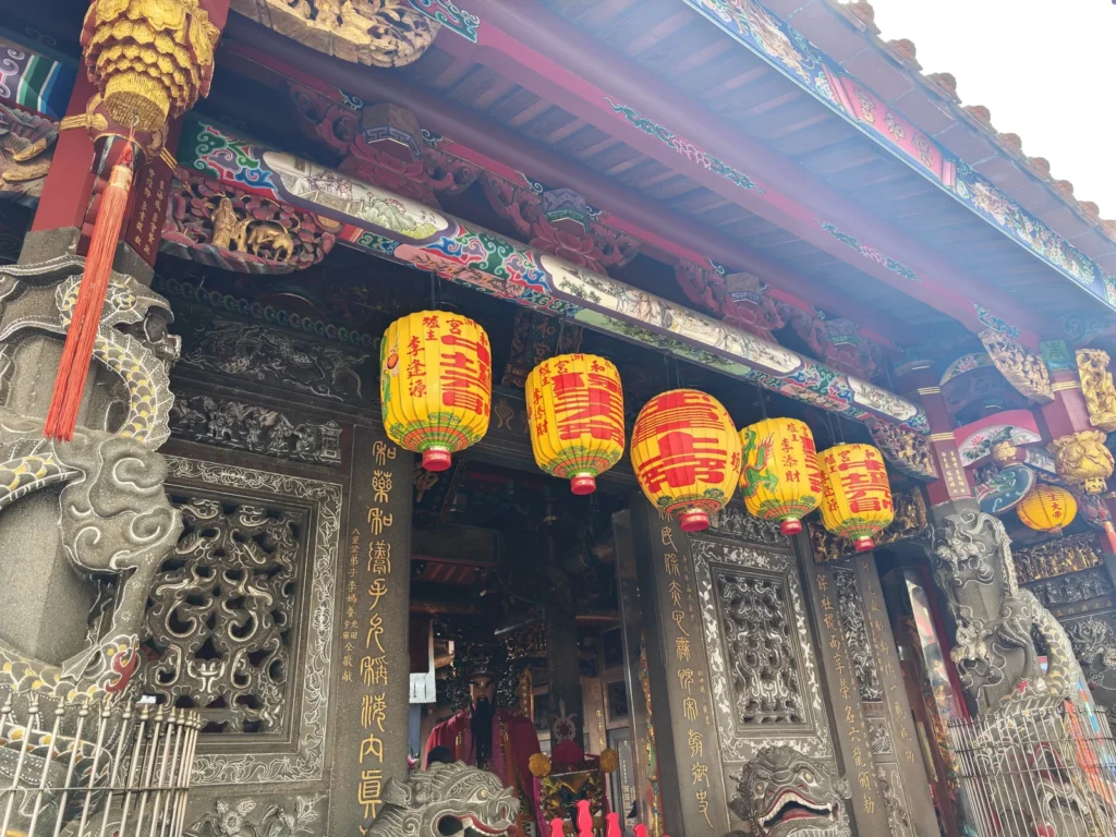 蘆洲保和宮遊記|百年保生大帝廟,拿香阿伯要我去拍的百年交趾陶 1 LuzhouBaoheTemple26