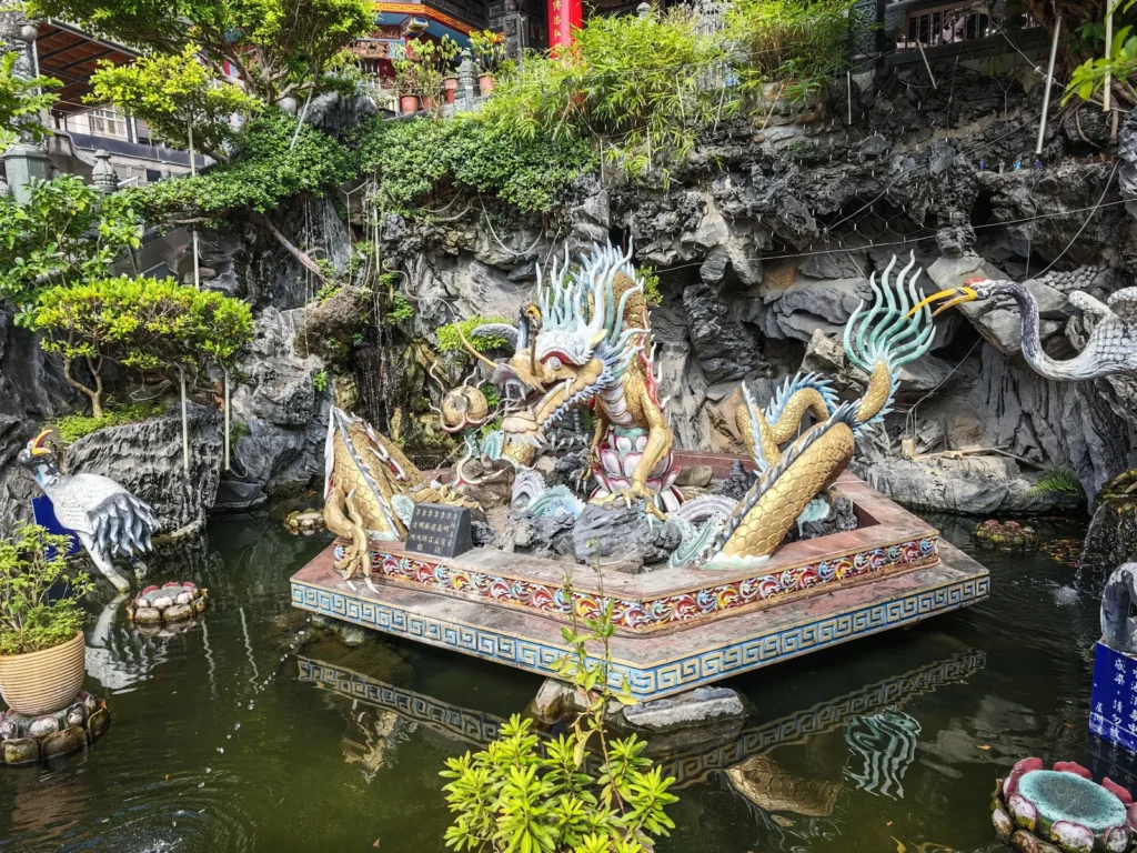 蘆洲湧蓮寺遊記|萬兩黃金觀音、飛天樂伎雀替與廟口切仔麵 2 LuzhouYonglianTemple02