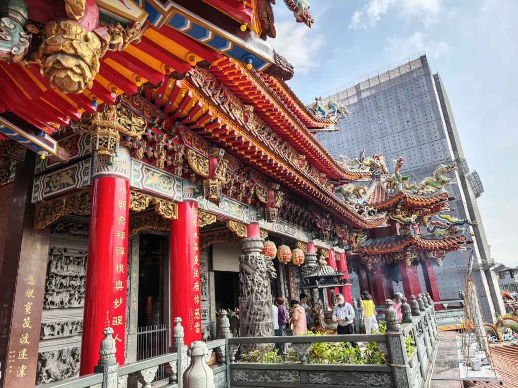 蘆洲湧蓮寺遊記|萬兩黃金觀音、飛天樂伎雀替與廟口切仔麵 3 LuzhouYonglianTemple12