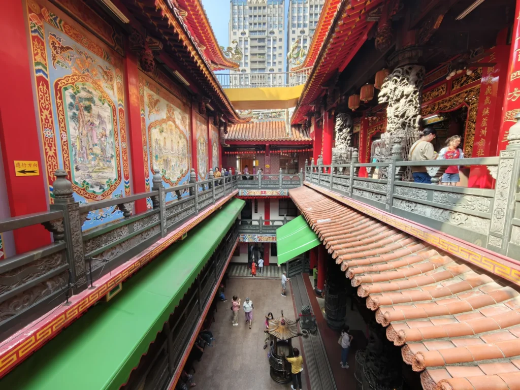 蘆洲湧蓮寺遊記|萬兩黃金觀音、飛天樂伎雀替與廟口切仔麵 8 LuzhouYonglianTemple15
