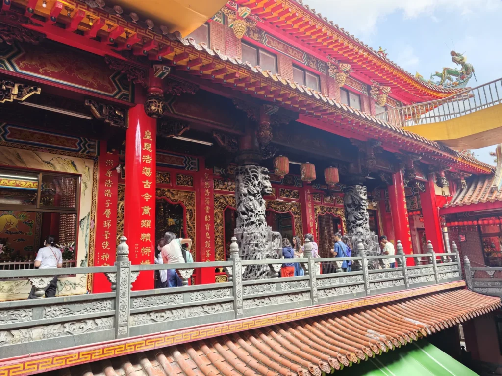 蘆洲湧蓮寺遊記|萬兩黃金觀音、飛天樂伎雀替與廟口切仔麵 6 LuzhouYonglianTemple17