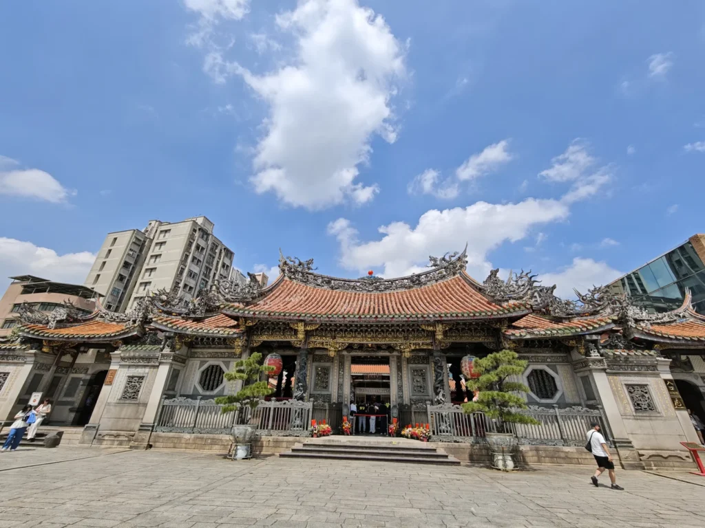 艋舺龍山寺遊記|將近三百年的台北古剎,空襲中安坐的觀音與銅龍柱 1 MengjiaLongshanTemple02