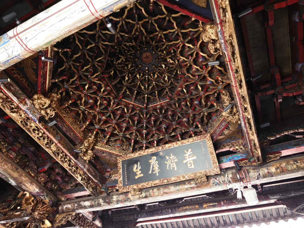 艋舺龍山寺遊記|將近三百年的台北古剎,空襲中安坐的觀音與銅龍柱 3 MengjiaLongshanTemple09
