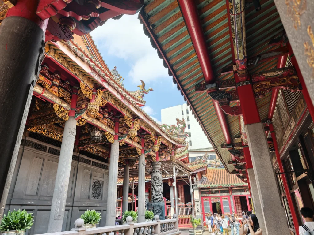 艋舺龍山寺遊記|將近三百年的台北古剎,空襲中安坐的觀音與銅龍柱 4 MengjiaLongshanTemple11