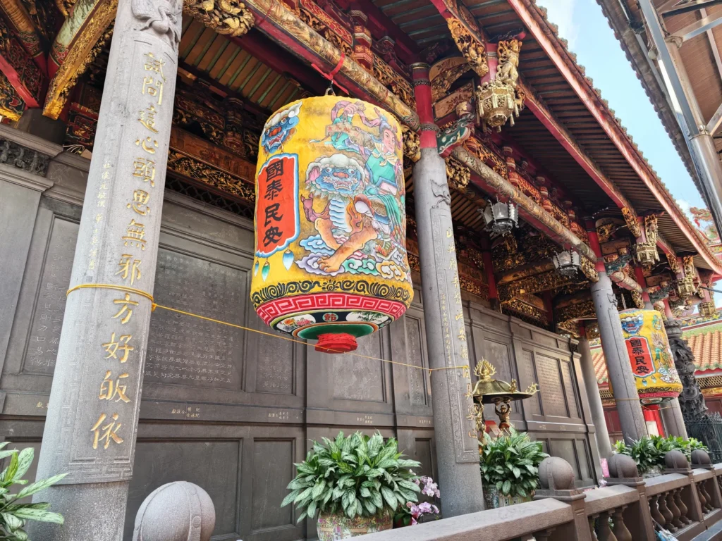 艋舺龍山寺遊記|將近三百年的台北古剎,空襲中安坐的觀音與銅龍柱 5 MengjiaLongshanTemple15