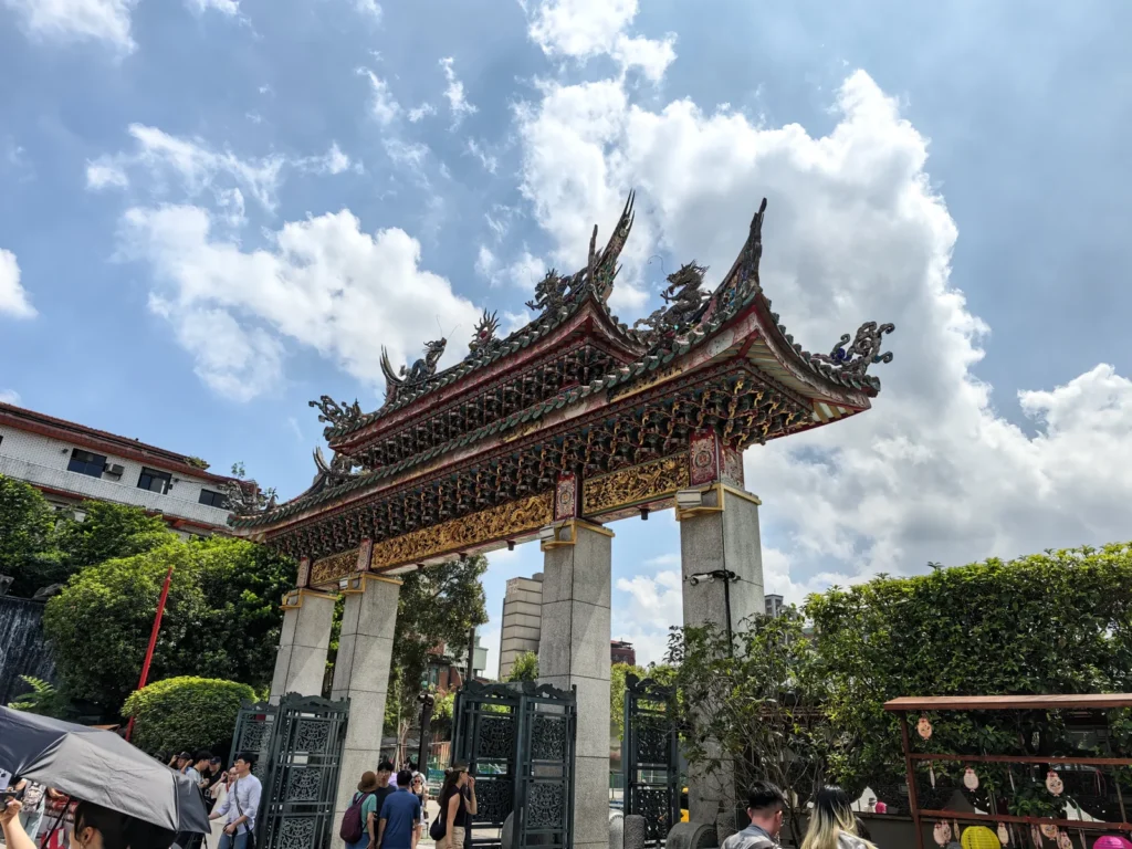 艋舺龍山寺遊記|將近三百年的台北古剎,空襲中安坐的觀音與銅龍柱 6 MengjiaLongshanTemple25