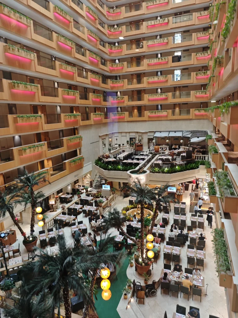 香港帝苑酒店 The Royal Garden|尖東老牌五星、挑高中庭與觀光電梯全紀錄 1 TheRoyalGarden02