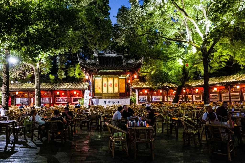 成都鐵像寺水街遊記|高樓間的川西老街,鐵佛古寺、十三座橋與一碗蓋碗茶 8 TiexiangTempleWaterStreet08