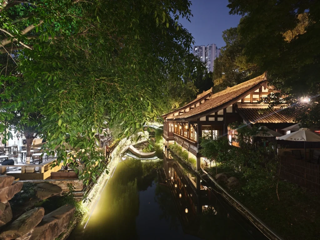 成都鐵像寺水街遊記|高樓間的川西老街,鐵佛古寺、十三座橋與一碗蓋碗茶 3 TiexiangTempleWaterStreet15