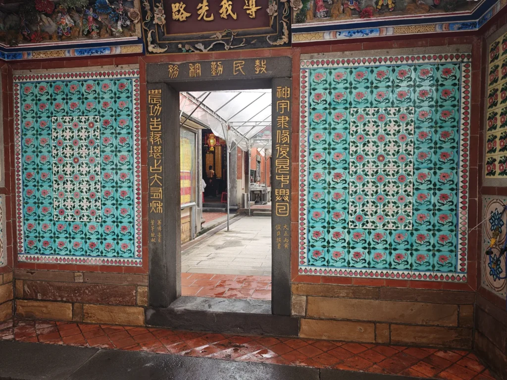三重先嗇宮遊記|兩派匠師對場作、九龍照壁與270年神農大帝古廟 9 XianseTemple02